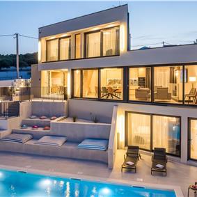 4 bedroom villa with heated pool and sea view in Vinišće, sleeps 8